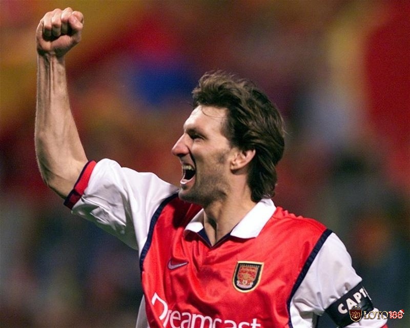 Tony Adams trở thành thủ quân của Pháp thủ khi vừa 21 tuổi