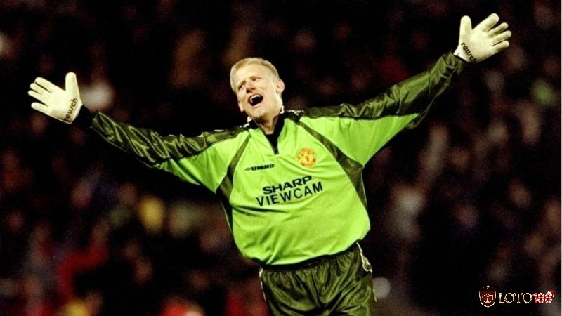 Peter Schmeichel là cái tên đầu tiên xuất hiện trong đội hình xuất sắc nhất Manchester United