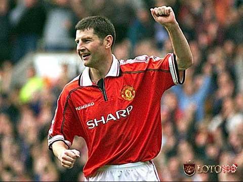 Hậu vệ trái: Denis Irwin