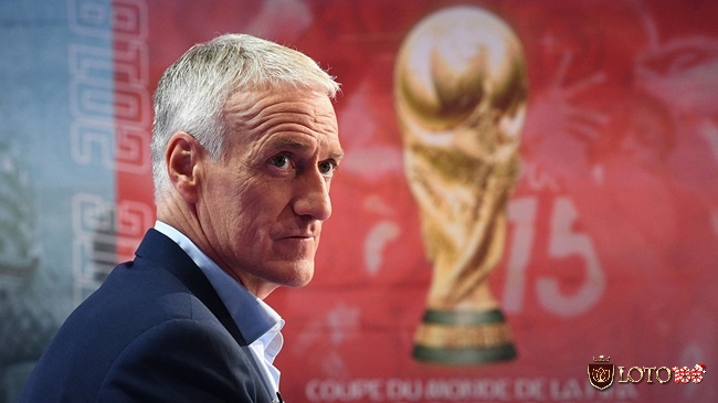 Didier Deschamps thi đấu ở vị trí tiền vệ cho nhiều CLB như Juventus, Chelsea, Marseille