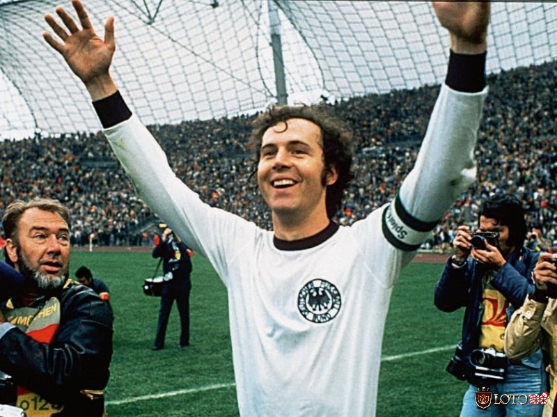 Hậu vệ hay nhất ấn tượng với tài năng thể hiện trên sân cỏ - Franz Beckenbauer